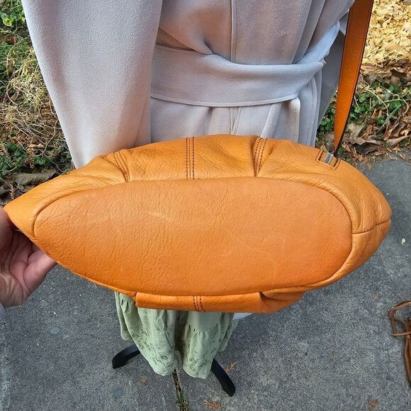 B. Makowsky Pumpkin Orange Color, Crossbody Bag Pre-owned - Picture 6 of 7